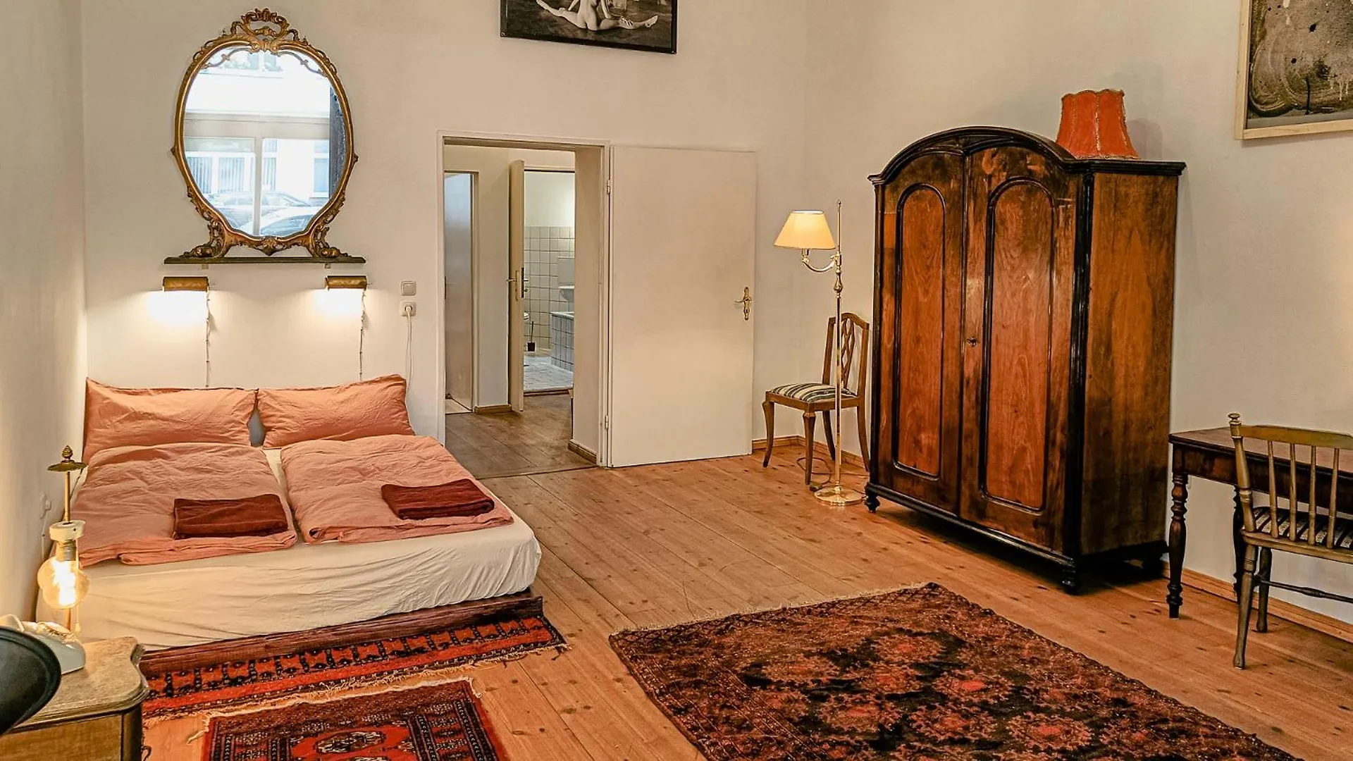 La Vie En Rose: Elegance And Art Daire Berlin
