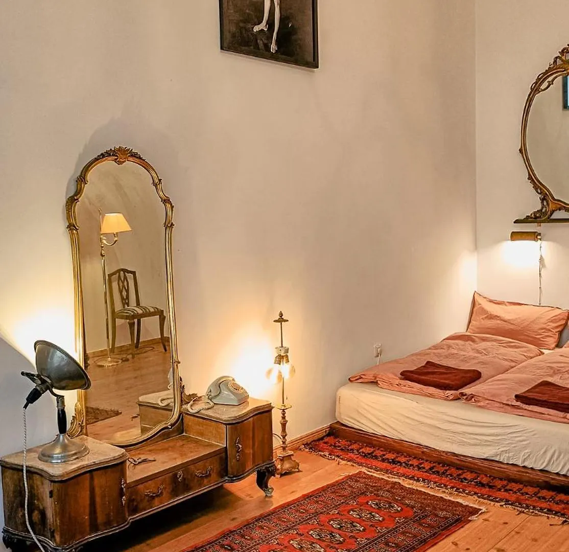 La Vie En Rose: Elegance And Art Daire Berlin